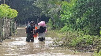 Babinsa Koramil Muara Tiga Evakuasi Warga Terdampak Banjir di Gampong Deyah
