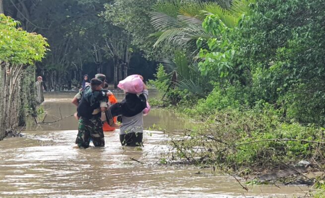 Babinsa Koramil Muara Tiga Evakuasi Warga Terdampak Banjir di Gampong Deyah