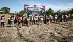 ukseskan Program Ketahanan Pangan Nasional, Kapolres Pidie Pimpin Penanaman Jagung di Gampong Cot Muara Tiga