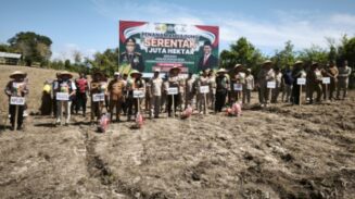 ukseskan Program Ketahanan Pangan Nasional, Kapolres Pidie Pimpin Penanaman Jagung di Gampong Cot Muara Tiga