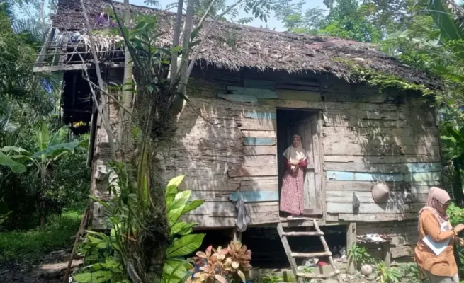 Kisah Pilu Ibu dan Anak Dusun Bantayan Bertahan Hidup di Gubuk Rapuh: Atap dari Daun, Dindingnya Berlubang