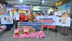 Anggota DPRK Fraksi PKS dan DPD PKS Banda Aceh Serahkan Bantuan untuk Korban Kebakaran di Ateuk Pahlawan