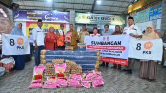 Anggota DPRK Fraksi PKS dan DPD PKS Banda Aceh Serahkan Bantuan untuk Korban Kebakaran di Ateuk Pahlawan