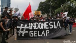 Setelah tiga hari berturut-turut menggelar aksi unjuk rasa bertajuk 'Indonesia Gelap' di kawasan Patung Kuda, Jakarta Pusat, para peserta aksi mulai membubarkan diri dan meninggalkan lokasi pada Jumat, (21/2/2025) sore.