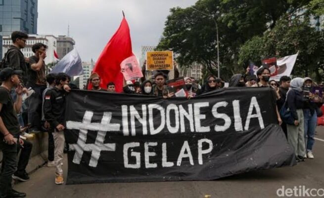 Setelah tiga hari berturut-turut menggelar aksi unjuk rasa bertajuk 'Indonesia Gelap' di kawasan Patung Kuda, Jakarta Pusat, para peserta aksi mulai membubarkan diri dan meninggalkan lokasi pada Jumat, (21/2/2025) sore.