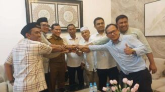 Salam Komando, Ketua DPRA Zulfadli dan Wagub Aceh Tunjukkan Kekompakan Usai Berdamai Ketua DPRA Zulfadli dan Wagub Aceh Dek Fad tunjukkan salam komando kekompakan usai berdamai. (Foto ist).