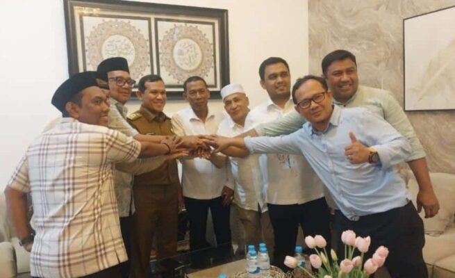 Salam Komando, Ketua DPRA Zulfadli dan Wagub Aceh Tunjukkan Kekompakan Usai Berdamai Ketua DPRA Zulfadli dan Wagub Aceh Dek Fad tunjukkan salam komando kekompakan usai berdamai. (Foto ist).