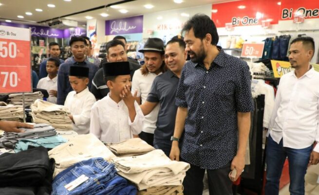 Mualem Ajak 120 Anak Yatim Belanja Pakaian untuk Lebaran Mualem ajak anak yatim