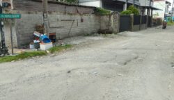 Kondisi Jalan Ramli Sa'adi di Geulumpang Payong yang kembali rusak parah