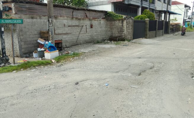 Kondisi Jalan Ramli Sa'adi di Geulumpang Payong yang kembali rusak parah