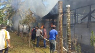 Sebuah rumah warga di Gampong Alue Pade, Kecamatan Kuala Batee, Kabupaten Aceh Barat Daya (Abdya), dilalap api dalam peristiwa kebakaran yang terjadi pada Kamis siang (17/4/2025), sekitar pukul 14.00 WIB.
