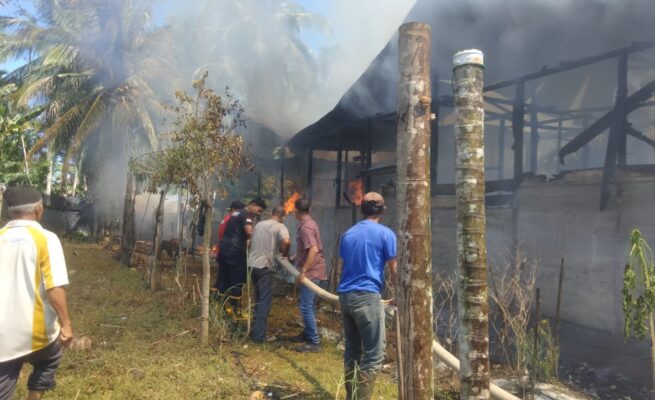 Sebuah rumah warga di Gampong Alue Pade, Kecamatan Kuala Batee, Kabupaten Aceh Barat Daya (Abdya), dilalap api dalam peristiwa kebakaran yang terjadi pada Kamis siang (17/4/2025), sekitar pukul 14.00 WIB.