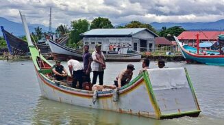 Nelayan Panteraja Pijay Hilang di Laut, Warga dan Tim BPBD Lakukan Pencarian Intensif