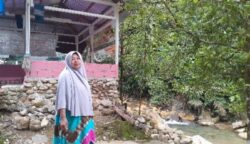 “Sampahmu Melukai Hatiku,” Seruan Pedagang Warung di Wisata Pucok Krueng Jeumpa