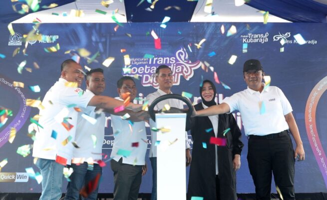 Plt Sekda Aceh M. Nasir bersama Wali Kota Banda Aceh Illiza Sa’aduddin Djamal dan Bupati Aceh Besar Muharram menekan klakson bus.