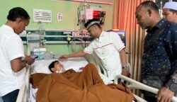 Peduli Anak Yatim, Tgk Muharuddin dan Tgk Meulaboh Jenguk Sultan di RSUZA