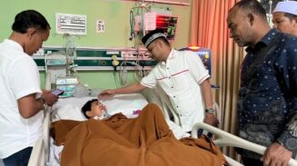 Peduli Anak Yatim, Tgk Muharuddin dan Tgk Meulaboh Jenguk Sultan di RSUZA