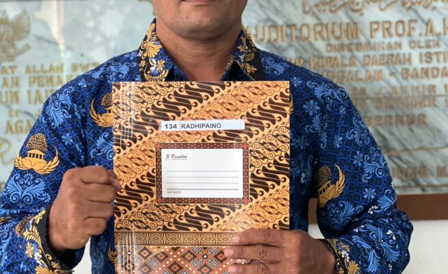 20 Tahun Mengabdi Jadi Tukang Sapu, Radhipaino Kini Jadi Pegawai Tetap UIN Ar-Raniry