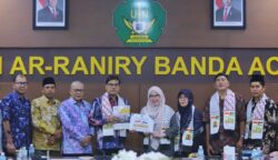 UIN Ar-Raniry Serahkan Donasi Rp 50 Juta untuk Pembangunan RSIA Indonesia di Gaza IBISIAFIF.CO, Banda Aceh — Universitas Islam Negeri (UIN) Ar-Raniry kembali menunjukkan komitmennya dalam aksi kemanusiaan internasional. Melalui pertemuan dengan tim dokter Palestina dan Maemuna Center Indonesia, Rabu (28/5/2025), kampus tersebut menyerahkan donasi senilai Rp 50 juta untuk mendukung pembangunan Rumah Sakit Ibu dan Anak (RSIA) Indonesia di Gaza, Palestina. Penyerahan dilakukan di ruang rapat Rektorat UIN Ar-Raniry, disaksikan sejumlah tokoh kemanusiaan dan perwakilan lembaga mitra. Rektor UIN Ar-Raniry, Prof. Dr. Mujiburrahman, menyampaikan bahwa bantuan ini merupakan lanjutan dari solidaritas sivitas akademika terhadap penderitaan rakyat Palestina. > “Hari ini, kita kembali menyerahkan bantuan untuk pembangunan RS Ibu dan Anak di Jalur Gaza, sebagai bentuk solidaritas dan kepedulian kami,” ujar Mujiburrahman. Sebelumnya, UIN Ar-Raniry juga telah menyalurkan bantuan melalui LAZISNU. Komitmen ini, kata Mujiburrahman, adalah bagian dari tanggung jawab moral dunia pendidikan untuk hadir di tengah krisis kemanusiaan global. Ketua Maemuna Center Indonesia, Onny Firyanti Hamidi, memaparkan urgensi pembangunan RSIA di Gaza. Menurutnya, 70 persen korban genosida di Gaza adalah perempuan dan anak-anak, sementara 94 persen rumah sakit di wilayah tersebut telah hancur atau tak lagi berfungsi. > “Di Gaza, tidak ada rumah sakit yang memberikan pelayanan khusus untuk ibu dan anak, hanya rumah sakit umum atau rumah sakit anak. Karena itu, RSIA menjadi kebutuhan jangka panjang. Setelah rekonstruksi, kita harus pikirkan: mau membangun apa?” jelas Onny. RSIA Indonesia direncanakan berdiri di wilayah Gaza Utara, berdekatan dengan Rumah Sakit Noura Al-Kalbi dan tepat di depan Rumah Sakit Indonesia yang telah ada. Proyek ini akan terdiri dari empat lantai, termasuk basement, dan dirancang sebagai pusat layanan kesehatan khusus ibu dan anak yang tangguh dan berkelanjutan. Dalam kesempatan itu, Onny juga menekankan pentingnya dukungan luas dari semua elemen bangsa. > “Dengan dukungan finansial dan moral, kita dapat mewujudkan RSIA Indonesia sebagai simbol harapan dan perawatan bagi ibu dan anak di Gaza,” tegasnya. Acara penyerahan donasi turut dihadiri Edy Wahyudi selaku Site Manager Rumah Sakit Indonesia di Gaza, Yusuf Maulana dari Aqsa Working Group (AWG), serta jajaran pengurus AWG Aceh dan Maemuna Center Indonesia. Donasi dari UIN Ar-Raniry ini menambah daftar kontribusi Indonesia dalam misi kemanusiaan di Palestina dan menjadi pengingat bahwa pendidikan bukan hanya soal intelektualitas, tapi juga kepedulian terhadap sesama.