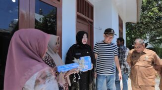 Wali Kota Illiza Serahkan Rumah Layak Huni untuk Warga Kurang Mampu