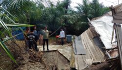 Tgk Mustiari Bantu Warga Korban Bencana di Lama Tuha