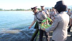 Kenang Jasa Pahlawan, Polres Abdya Tabur Bunga di Laut dan Makam Pahlawan