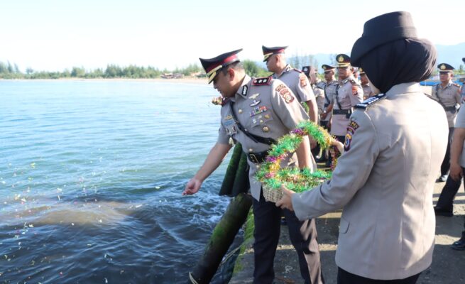 Kenang Jasa Pahlawan, Polres Abdya Tabur Bunga di Laut dan Makam Pahlawan