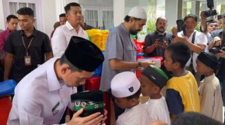 Gubernur Aceh Santuni Ratusan Anak Yatim di Aceh Barat