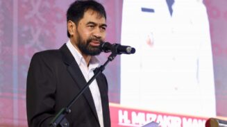 Muzakir Manaf Dinobatkan Sebagai Kepala Daerah Terbaik Bidang Komunikasi Publik