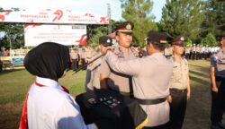 Kapolres Abdya Serahkan Bintang Nararya dan Naikkan Pangkat 24 Personel di Hari Bhayangkara ke-79