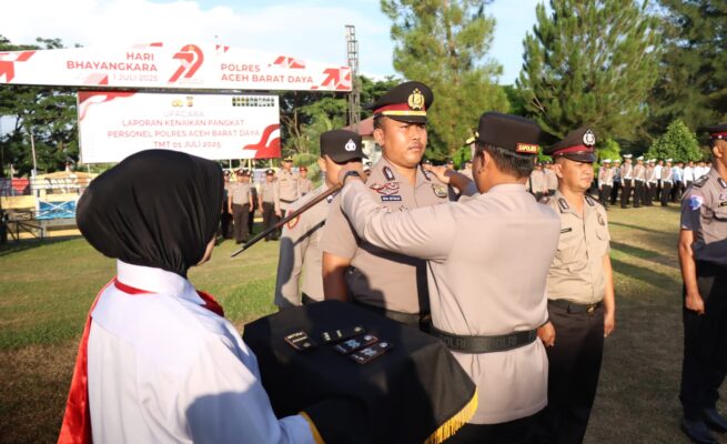 Kapolres Abdya Serahkan Bintang Nararya dan Naikkan Pangkat 24 Personel di Hari Bhayangkara ke-79