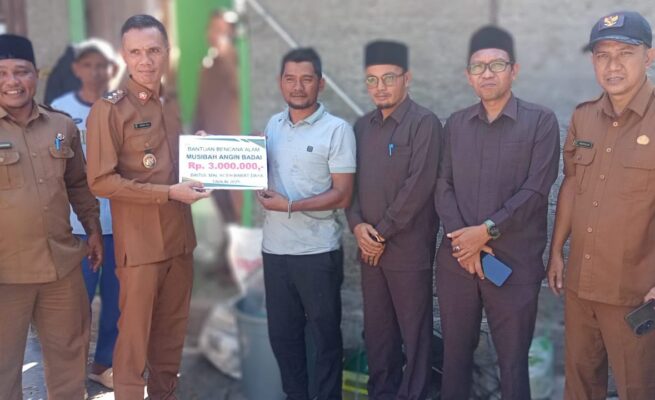 Angin Badai Terjang Abdya, Lima Warga Terima Bantuan Tunai dari Baitul Mal