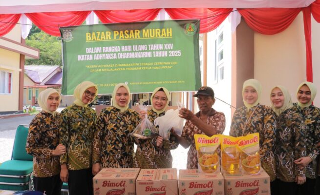 Sambut HUT Ke-25, IAD Abdya Gelar Bazar Murah, Ratusan Warga Antre Sembako