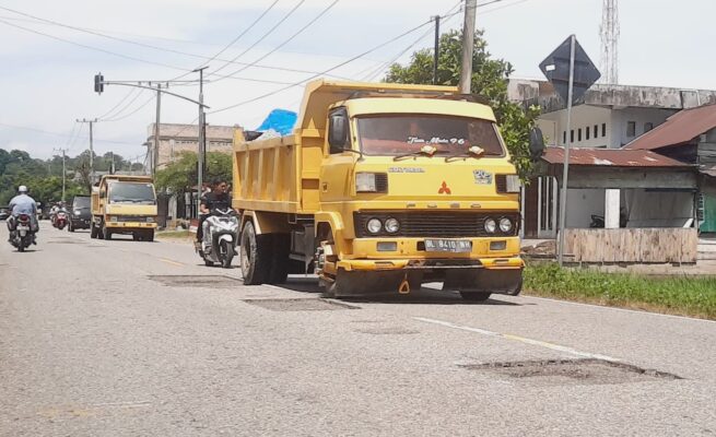 Setelah Dikeruk Tak Diperbaiki, Jalan di Jeumpa dan Kuala Batee Dikeluhkan Warga