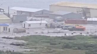 Foto: Detik-Detik Tsunami 4 Meter Menghantam Pesisir Kamchatka, Rusia