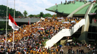 Dari Joget Hingga Julukan “Tolol Sedunia”, Bisakah DPR Benar-Benar Dibubarkan?