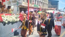 Bupati Abdya Lepas Pawai HUT ke-80 RI, Pakaian Adat dan Seragam TNI/Polri Curi Perhatian