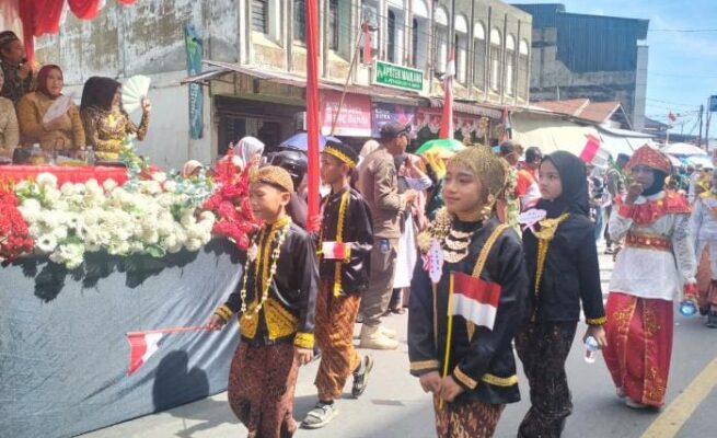 Bupati Abdya Lepas Pawai HUT ke-80 RI, Pakaian Adat dan Seragam TNI/Polri Curi Perhatian