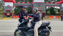 Sambut HUT RI ke-80, Brimob Polda Aceh Bagikan 100 Bendera Merah Putih ke Pengendara