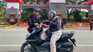 Sambut HUT RI ke-80, Brimob Polda Aceh Bagikan 100 Bendera Merah Putih ke Pengendara