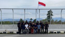 Brimob dan Warga Lon Asan Kibarkan Merah Putih Sepanjang Jalan Banda Aceh–Medan