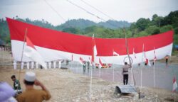 Spektakuler! Warga Paya Bakong Kibarkan Merah Putih Raksasa di Bukit Wisata Pante Bahagia