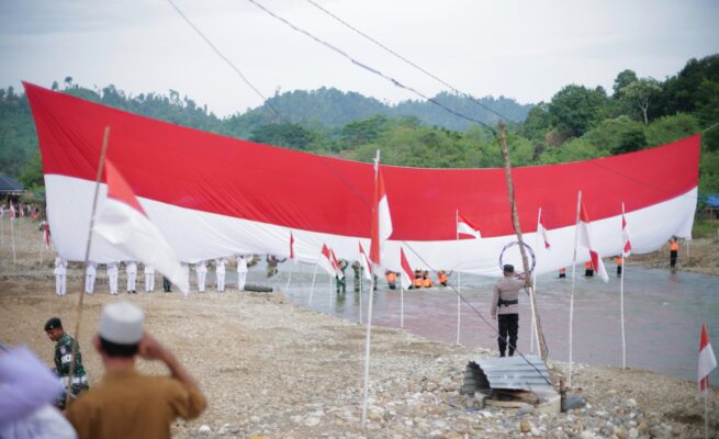 Spektakuler! Warga Paya Bakong Kibarkan Merah Putih Raksasa di Bukit Wisata Pante Bahagia