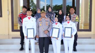 Kapolres Abdya Beri Penghargaan kepada Paskibra Putra-Putri Polri