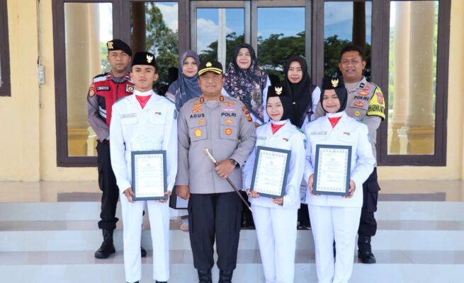 Kapolres Abdya Beri Penghargaan kepada Paskibra Putra-Putri Polri