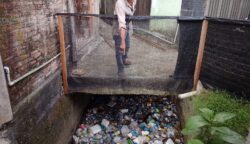 Sampah Menumpuk di Parit Geulumpang Payong, Lingkungan Jadi Tercemar