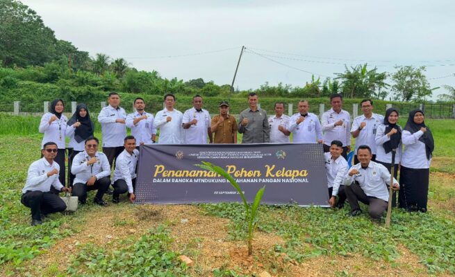 Lapas Blangpidie Dukung Ketahanan Pangan Nasional Lewat Penanaman 150 Pohon Kelapa