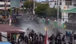 Demo Ribuan Mahasiswa di Aceh Barat Ricuh, Polisi Tembakkan Water Canon