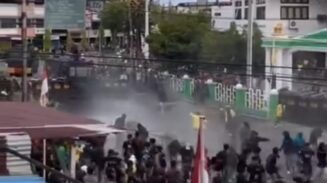 Demo Ribuan Mahasiswa di Aceh Barat Ricuh, Polisi Tembakkan Water Canon