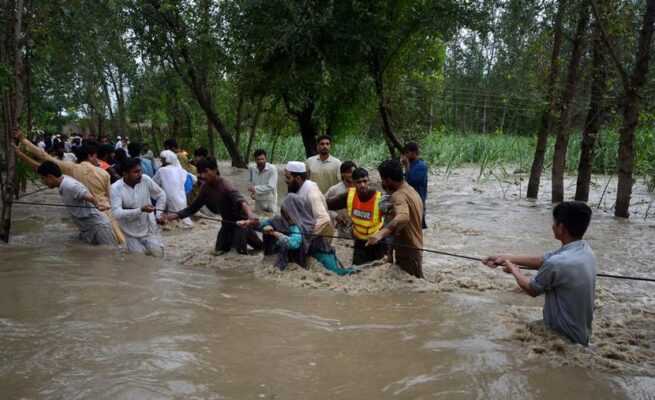 Banjir Pakistan Renggut 921 Nyawa dan Paksa Jutaan Mengungsi